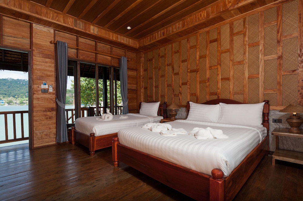 Family Room, Beachfront, 2 bedrooms (Free pick up and dop off at Mae Haad Pier) photo 3