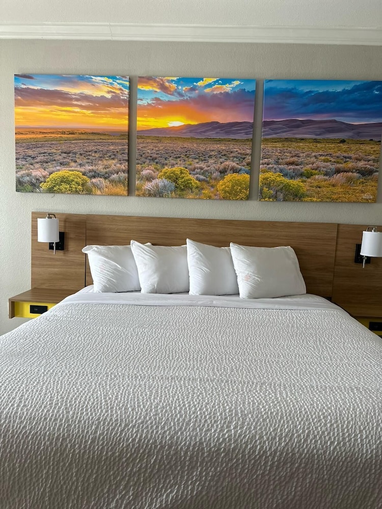 Room, 1 King Bed, Non Smoking - Photo 5