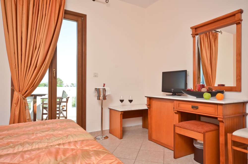 Comfort Room, Garden View - Photo 3