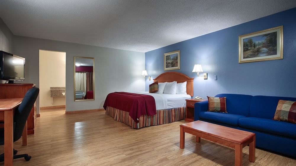 Executive Suite, 1 King Bed, Non Smoking (With Single Sofabed) - Photo 1