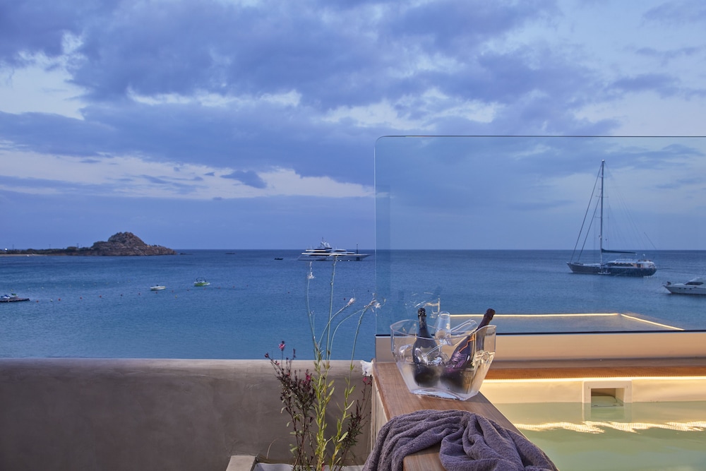 Deluxe Suite, Sea View - Photo 15