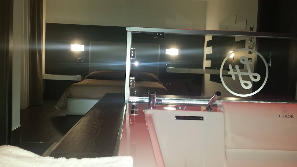 Luxury Suite, 1 King Bed, Jetted Tub photo 1