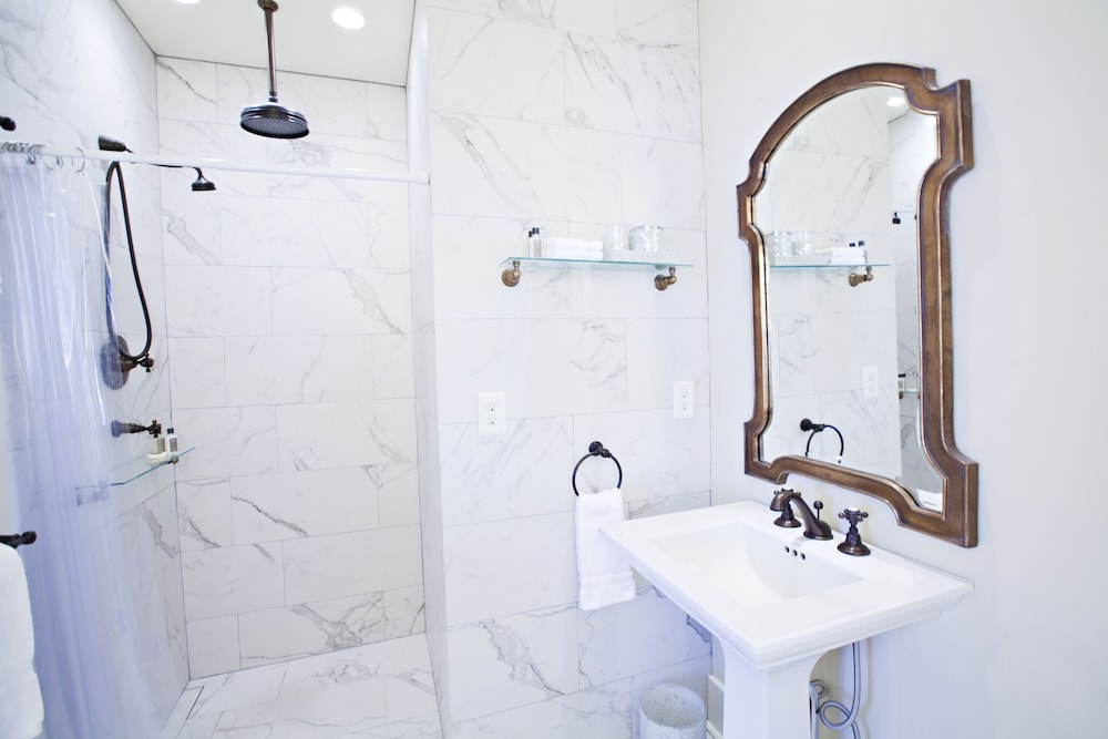 Room, 1 Queen Bed, Private Bathroom (Albert Suite) photo 2