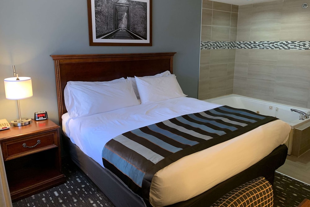 Suite, 1 King Bed with Sofa bed, Non Smoking, Jetted Tub (Jacuzzi Suite) photo 2