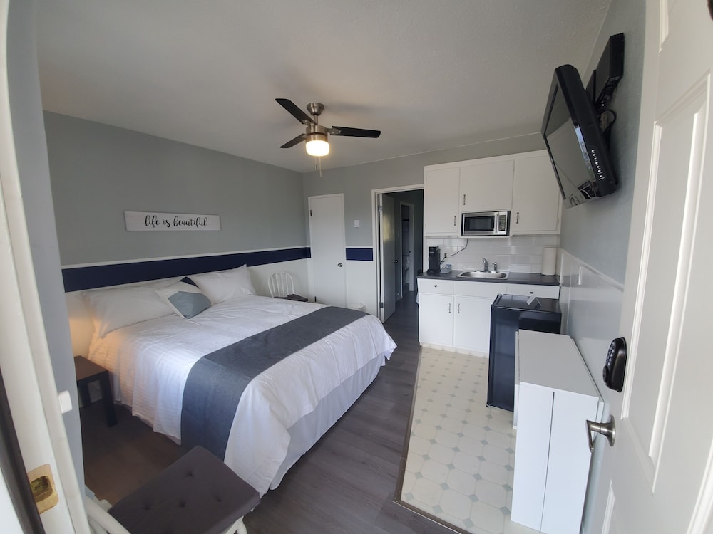 Family Suite, 2 Queen Beds, Kitchen, Mountain View (Rm 9)