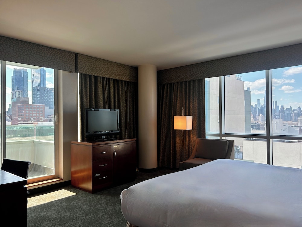 Deluxe King Room with Balcony -ADA