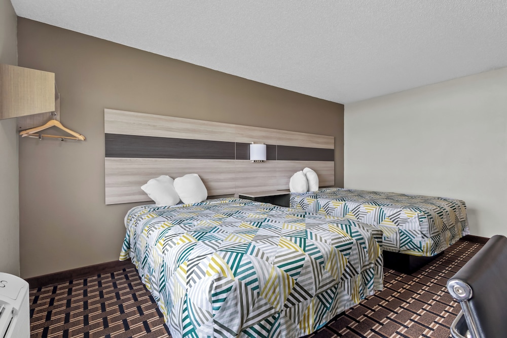 Standard Suite, Multiple Beds, Non Smoking, photo 6