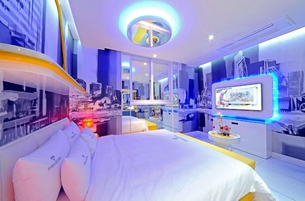 Standard Room, 1 King Bed, Non Smoking, Jetted Tub - Photo 16