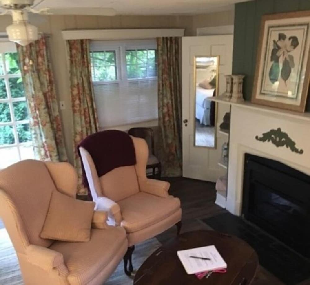 Signature Room, 1 King Bed, Courtyard View (Pet Friendly) photo 3