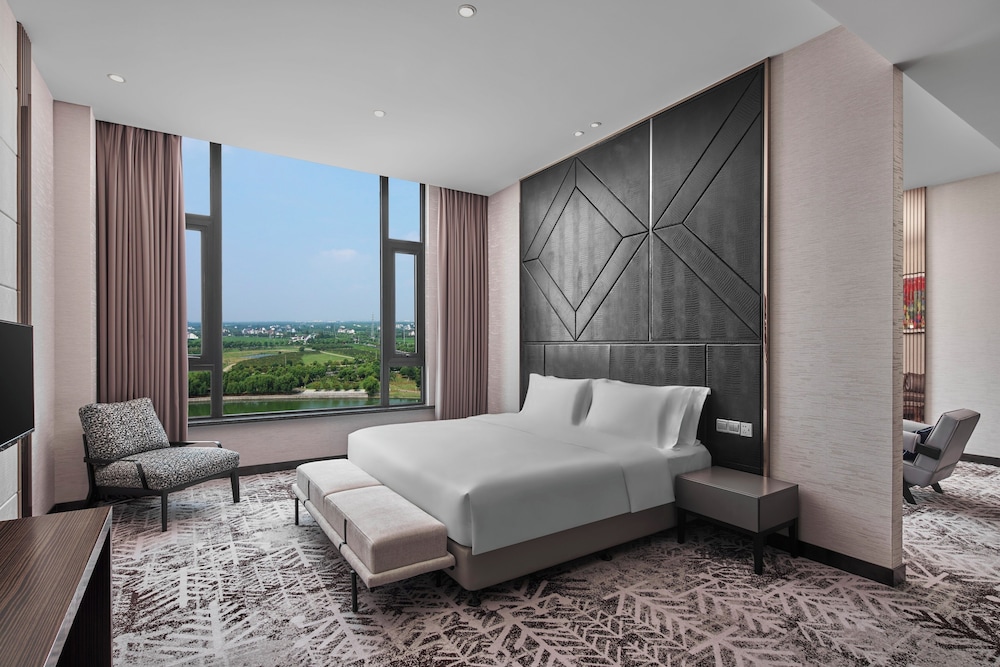 Suite, 1 King Bed (High Floor) photo 3