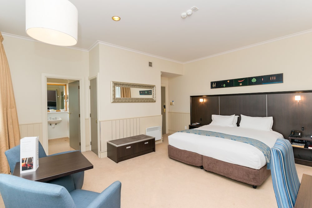 Superior Suite, Connecting Rooms (2 King Beds) - Photo 2