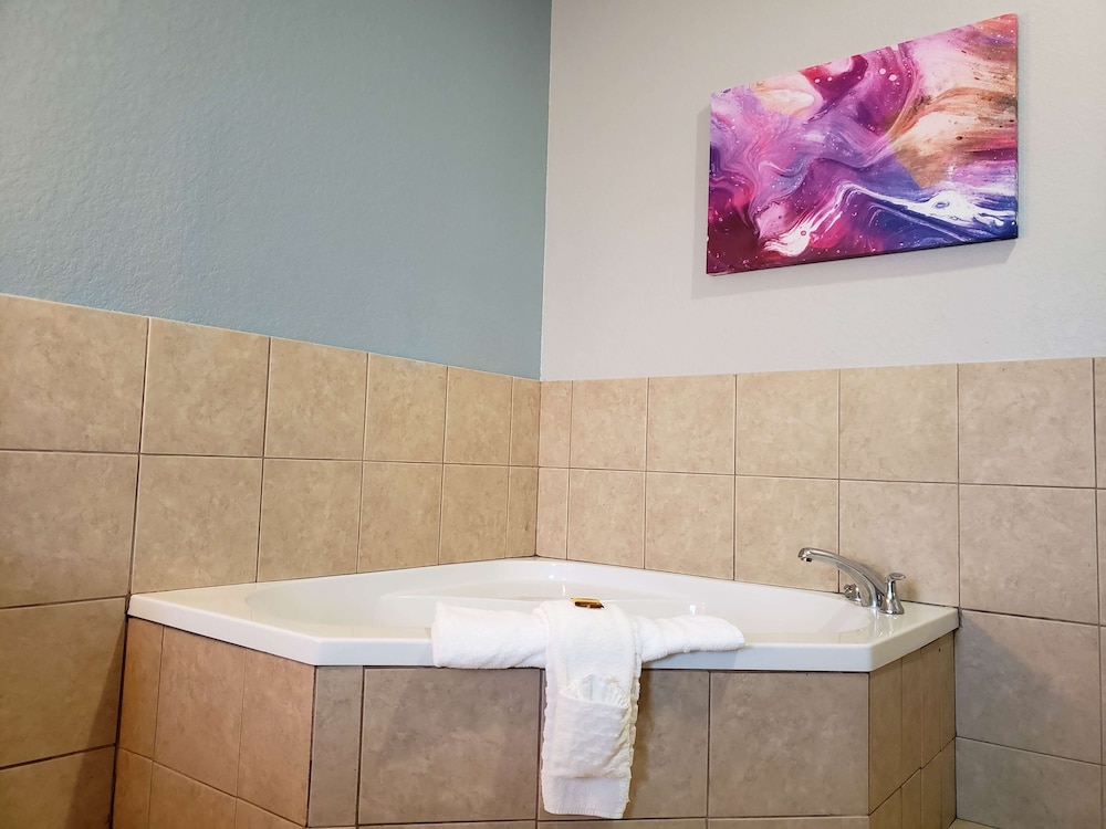 Standard Room, 1 King Bed, Non Smoking, Jetted Tub