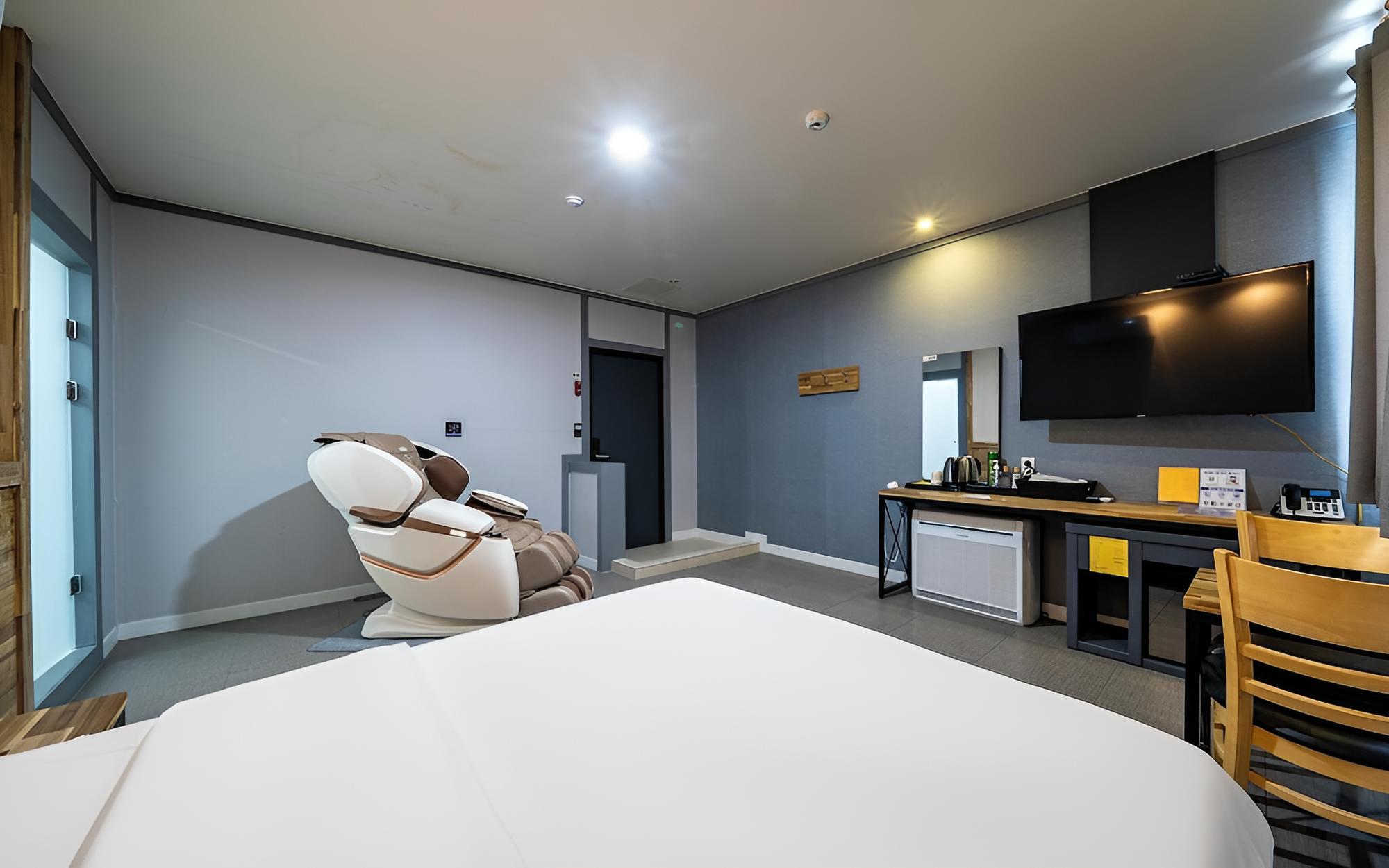 Room (Special (Netflix Available)) photo 3