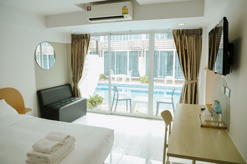 Deluxe Room, Pool Access photo 1