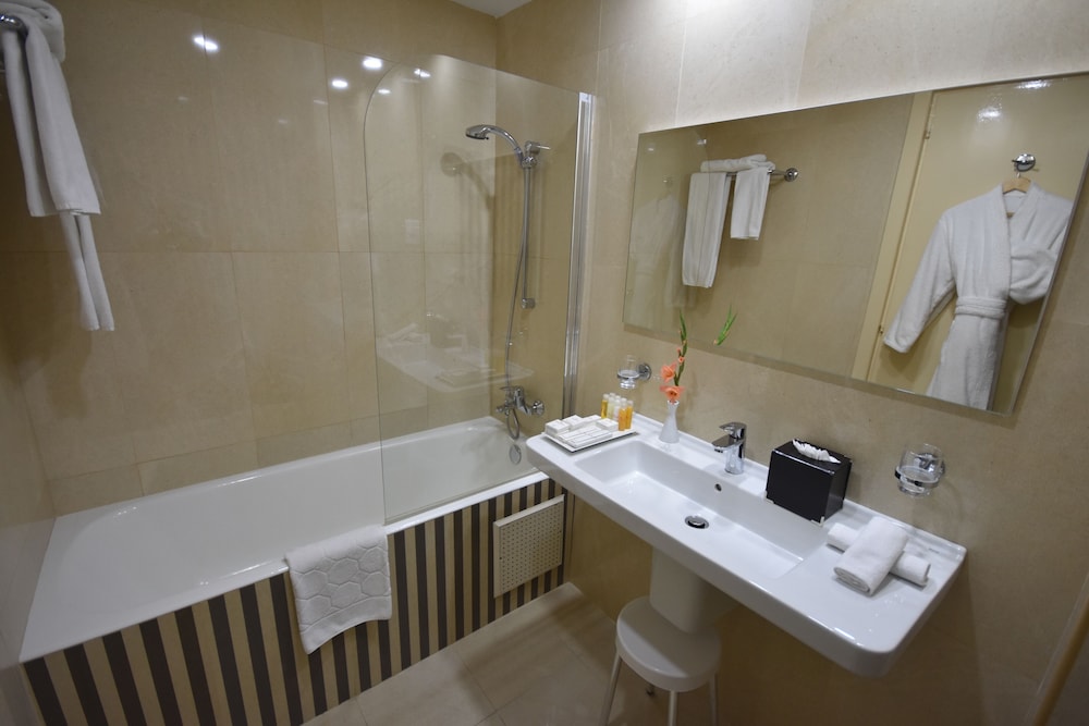Deluxe Room, Garden View - Photo 2