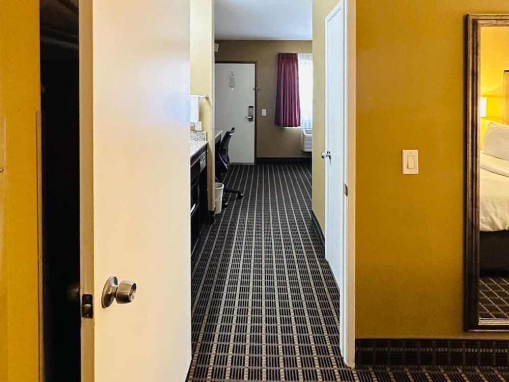 Room, Multiple Beds, Non Smoking - Photo 2