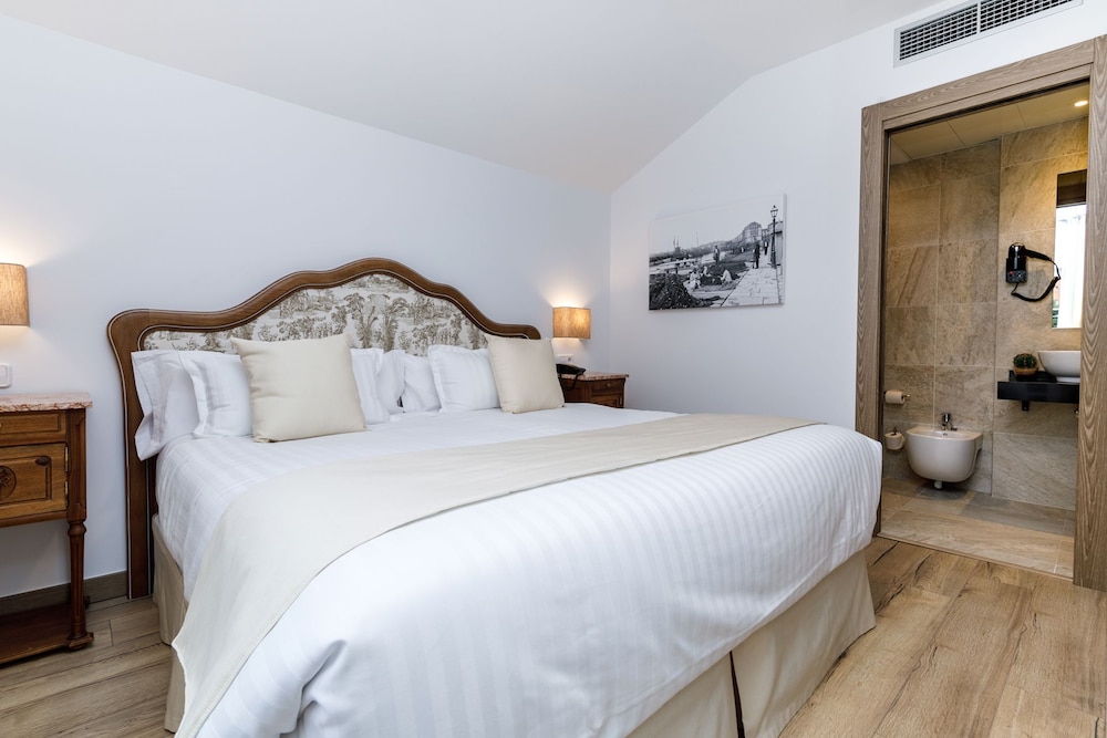Superior Double Room, Balcony (Palacio de la Magdalena) photo 2