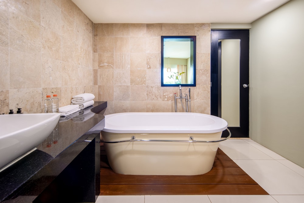 Suite, 1 Bedroom - Photo 3