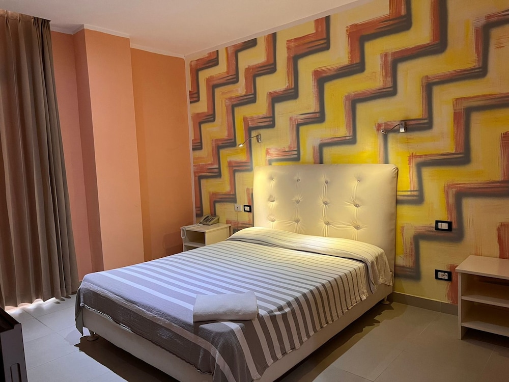 Standard Room, 1 Queen Bed photo 2