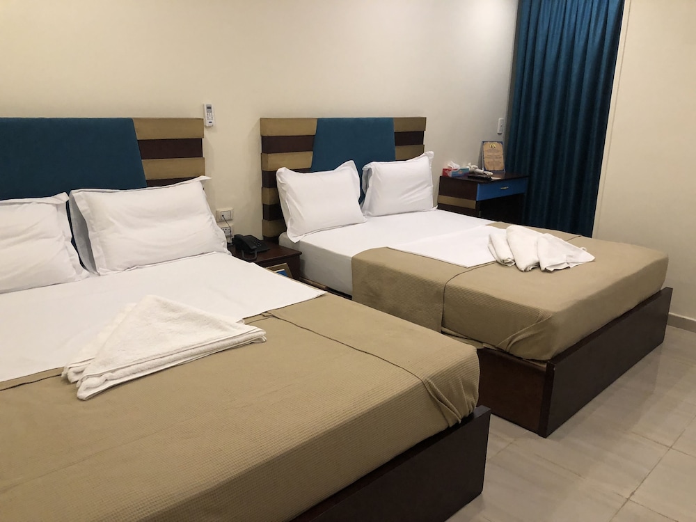 Standard Quadruple Room with window