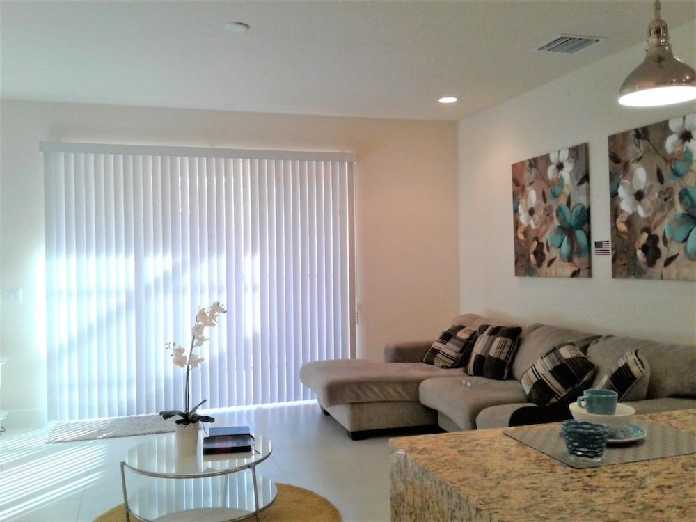 Family Townhome, Private Pool, Garden Area photo 1