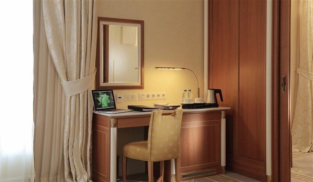 Corner Room photo 3