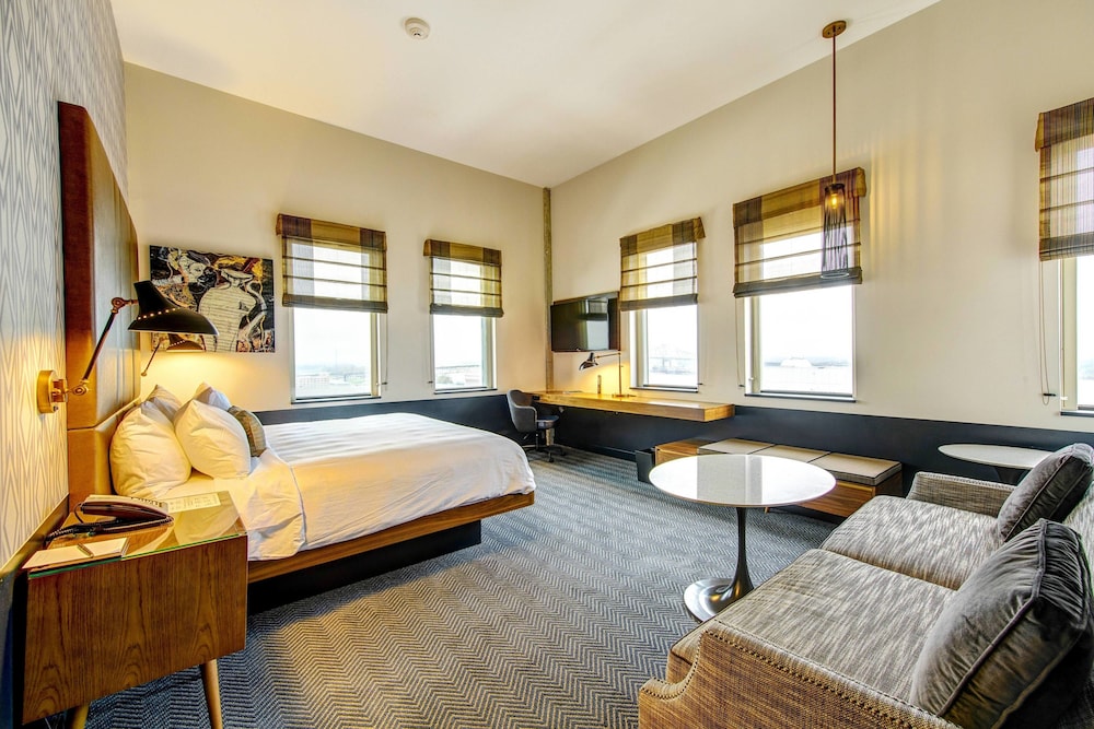 Junior Suite, 1 King Bed (Mobility Accessible, Roll-In Shower) photo 2