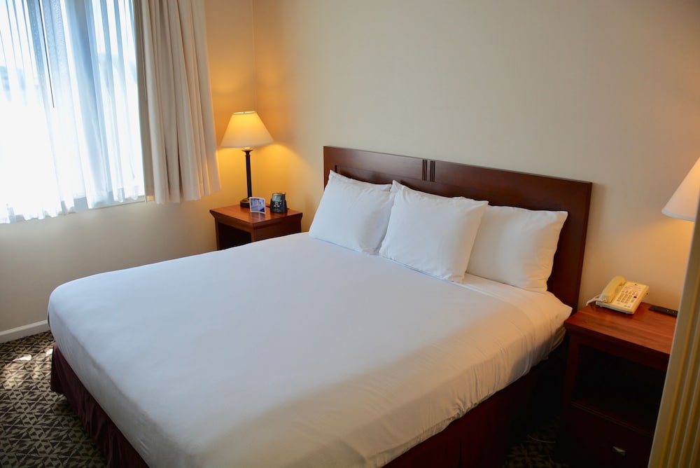 Suite, 1 King Bed, Accessible (Mobility & Hearing, Roll-in Shower) - Photo 1