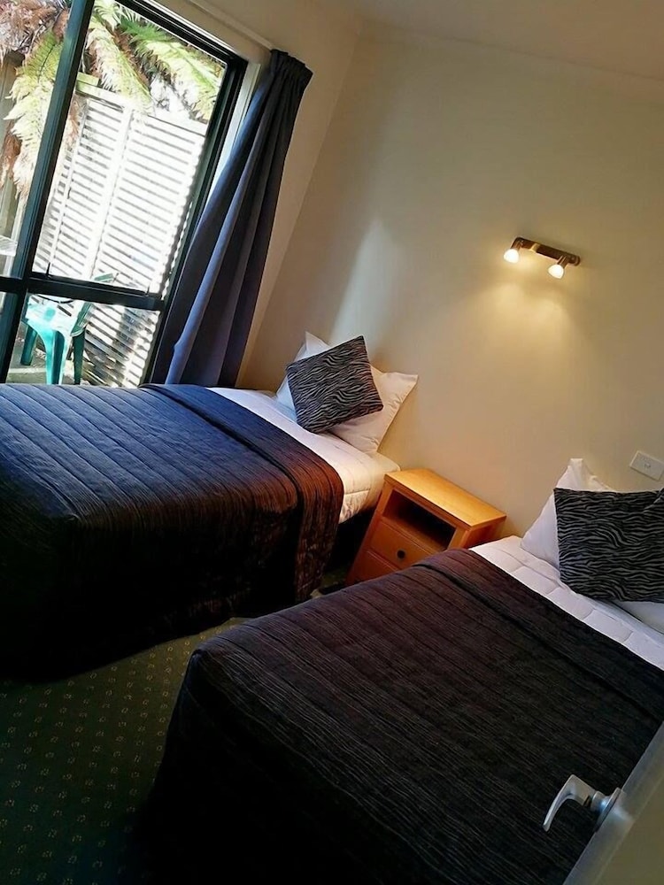 Queen Suite with Spa Bath photo 2