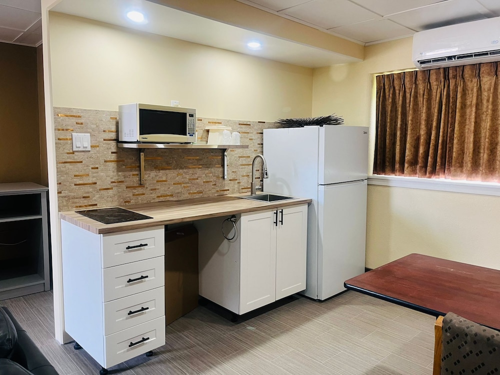 Suite, 1 Queen Bed, Non Smoking, Kitchen