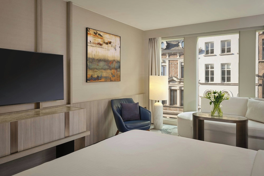 Deluxe Room, 1 King Bed, Non Smoking photo 3