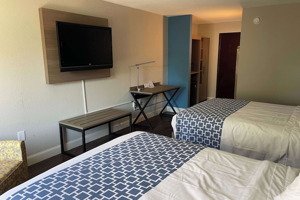 Room, 2 Queen Beds, Non Smoking - Photo 5