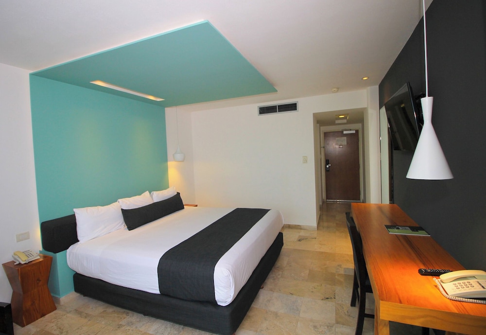 Standard Room, 1 King Bed, Sea View photo 3