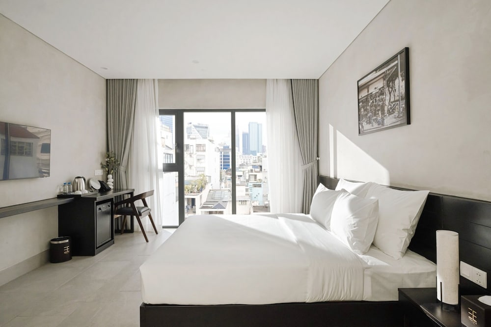 Executive Room, 1 King Bed, City View