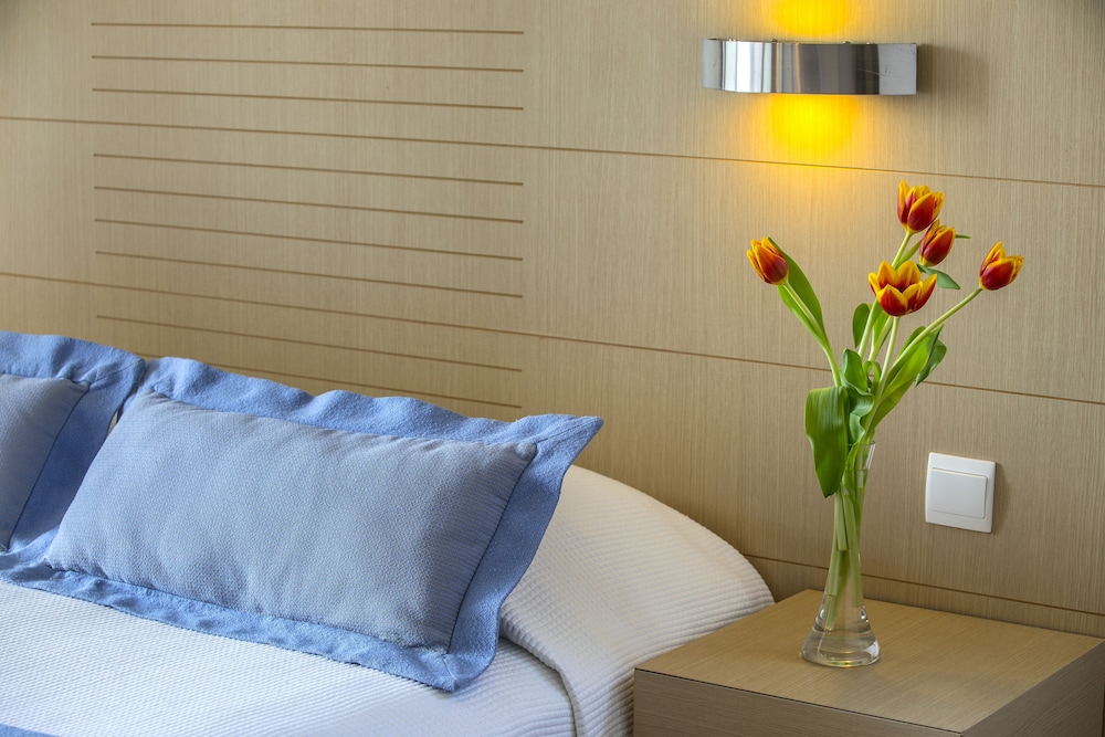 Family Room, Partial Sea View - Photo 2