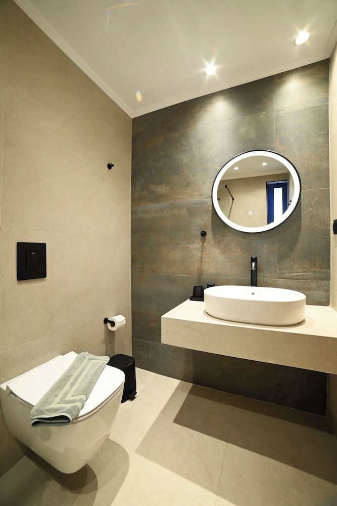 Deluxe Double / Twin Room with Side Sea View - Photo 5