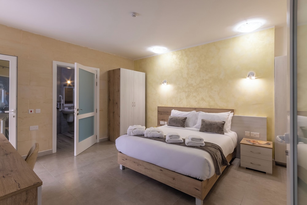 Family Studio, Sea View (Ta'Battista B&B with pool Ta'Pinu)