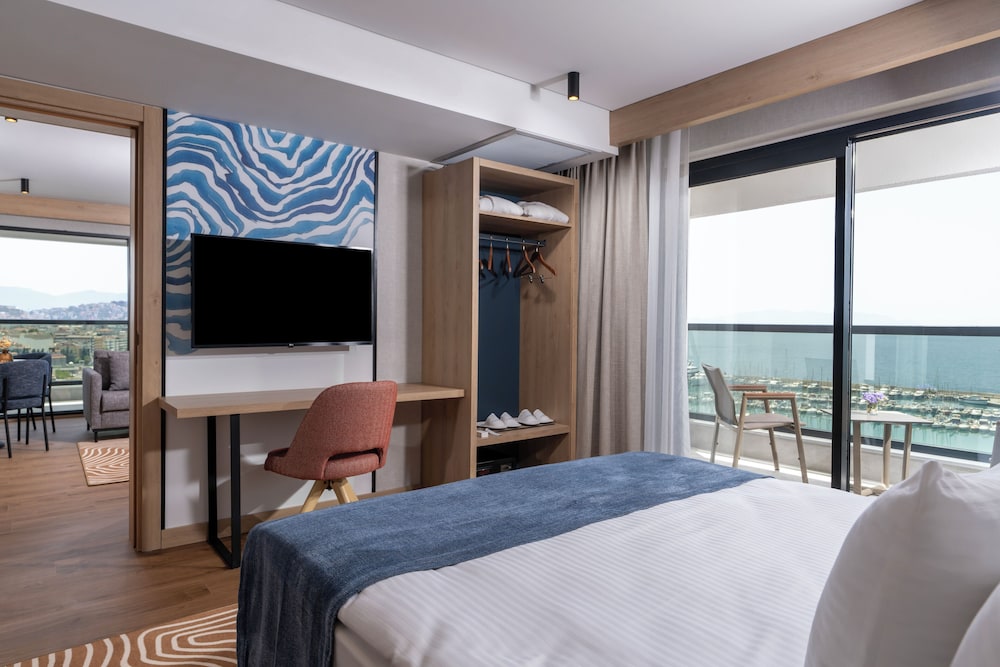 Suite with Queen Size Bed, Sea View - Photo 2
