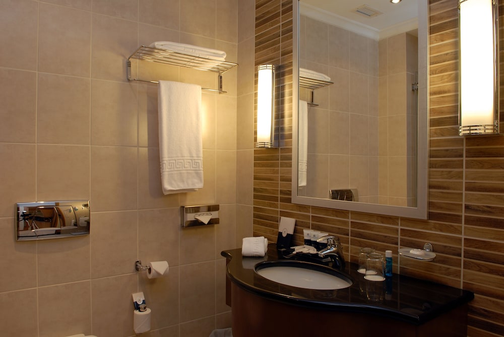 Standard Room, 2 Twin Beds, Pool View - Photo 6