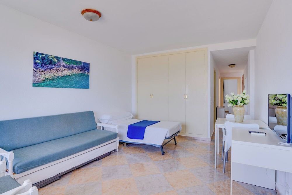 Family Apartment, 1 Bedroom, Sea View, Beachside thumbnail 5
