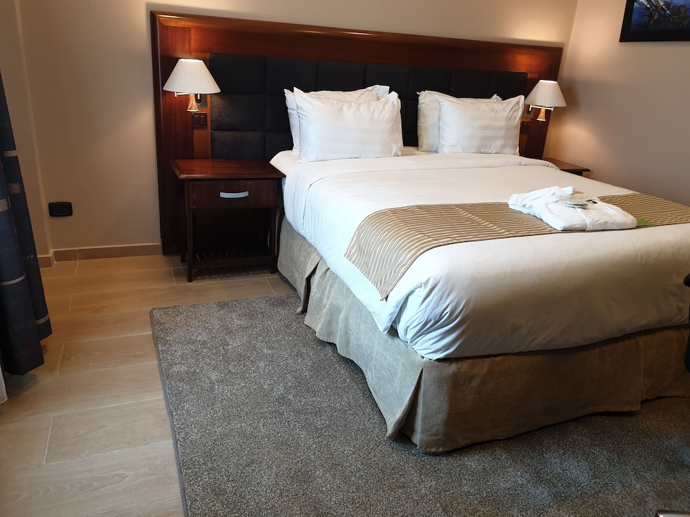 Standard Room, 1 Queen Bed, Non Smoking - Photo 4