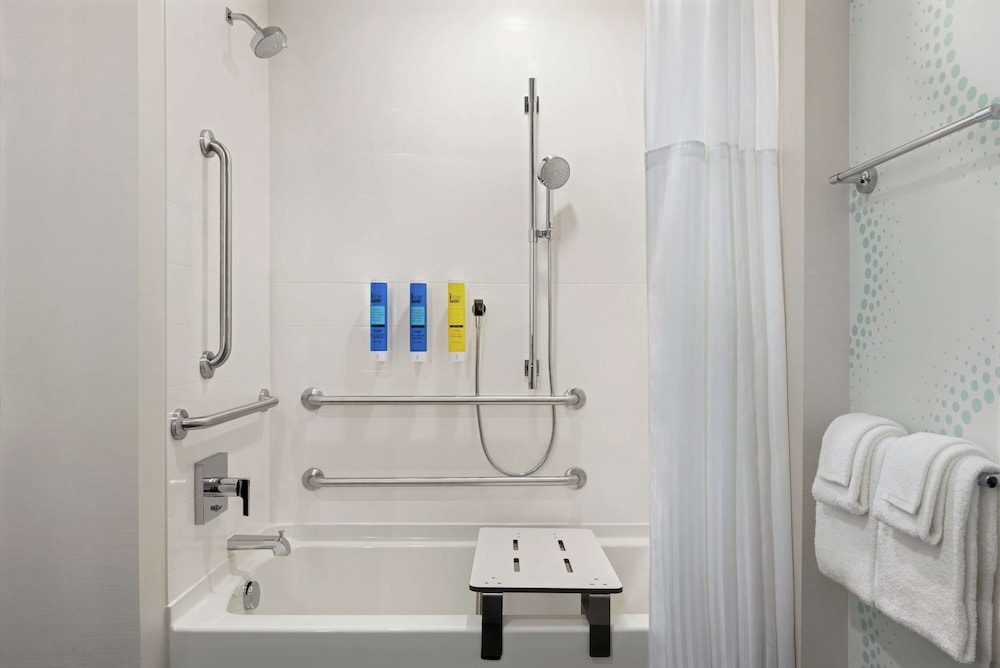 Room, 1 King Bed, Accessible, Bathtub - Photo 3