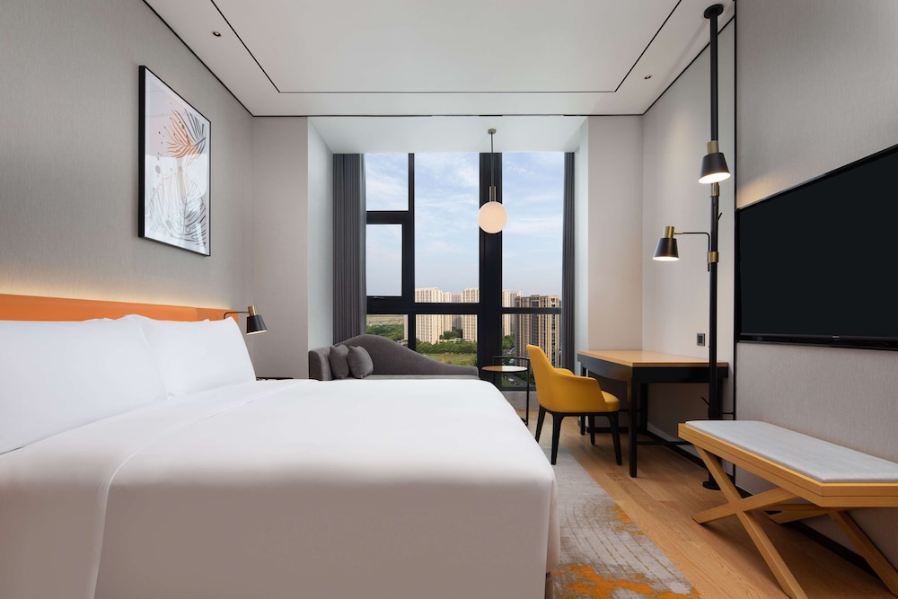 Basic Room, 1 King Bed - Photo 2