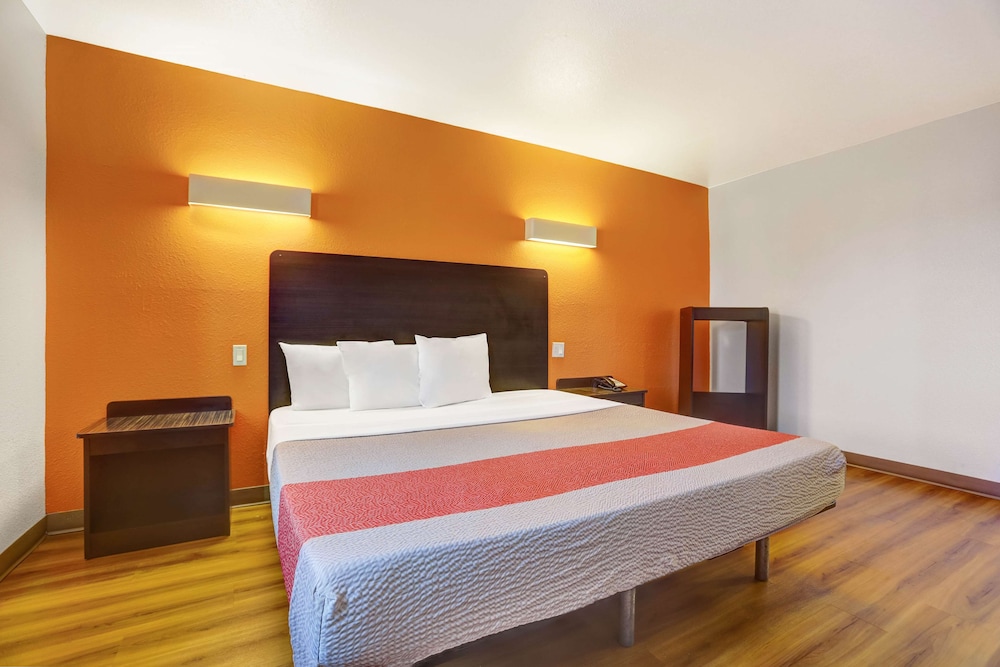 Standard Room, 1 King Bed, Non Smoking, Refrigerator & Microwave - Photo 4