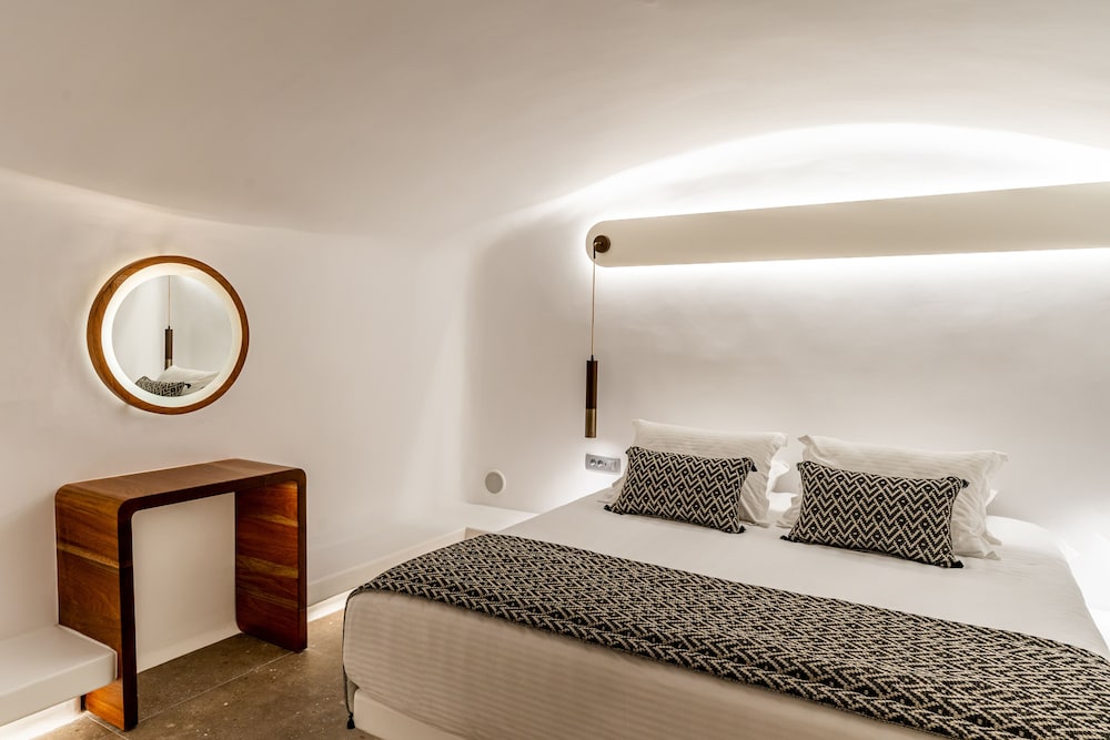 Cave Superior Suite with jacuzzi - Photo 4