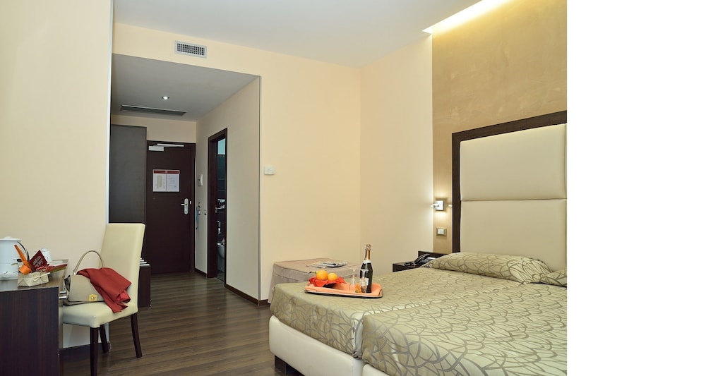 Double Room thumbnail 5