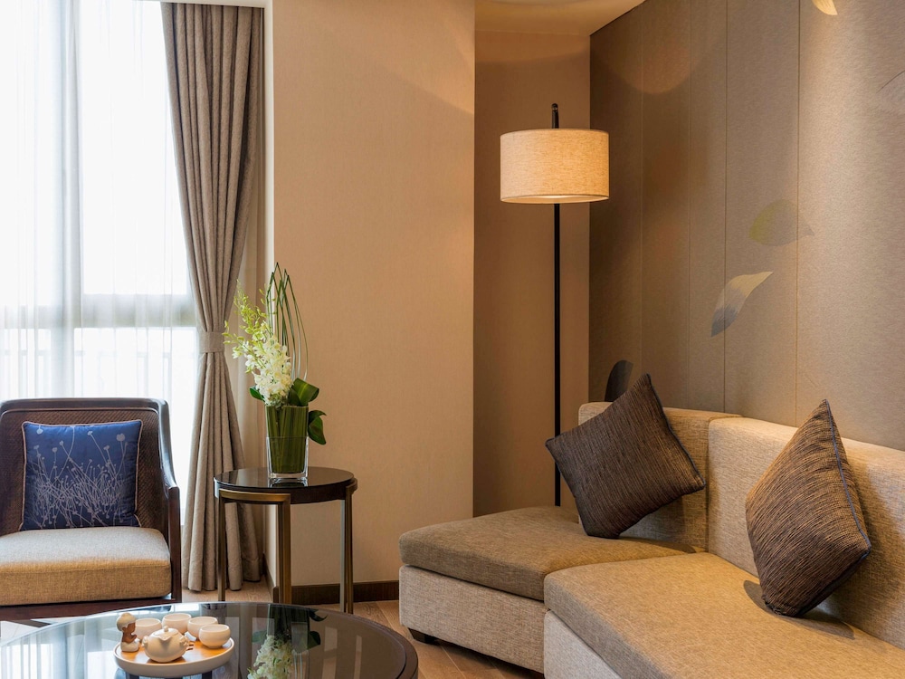Deluxe Suite, 1 King Bed, Lake View