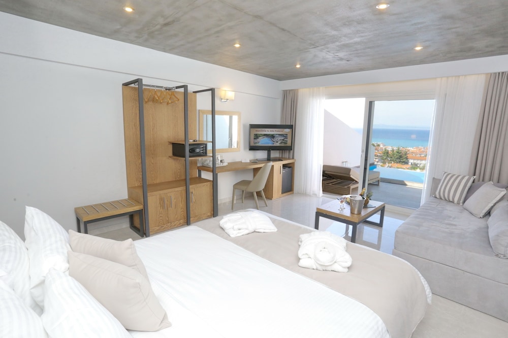 Deluxe Junior Suite (Panoramic Sea view with heated private pool) - Photo 1