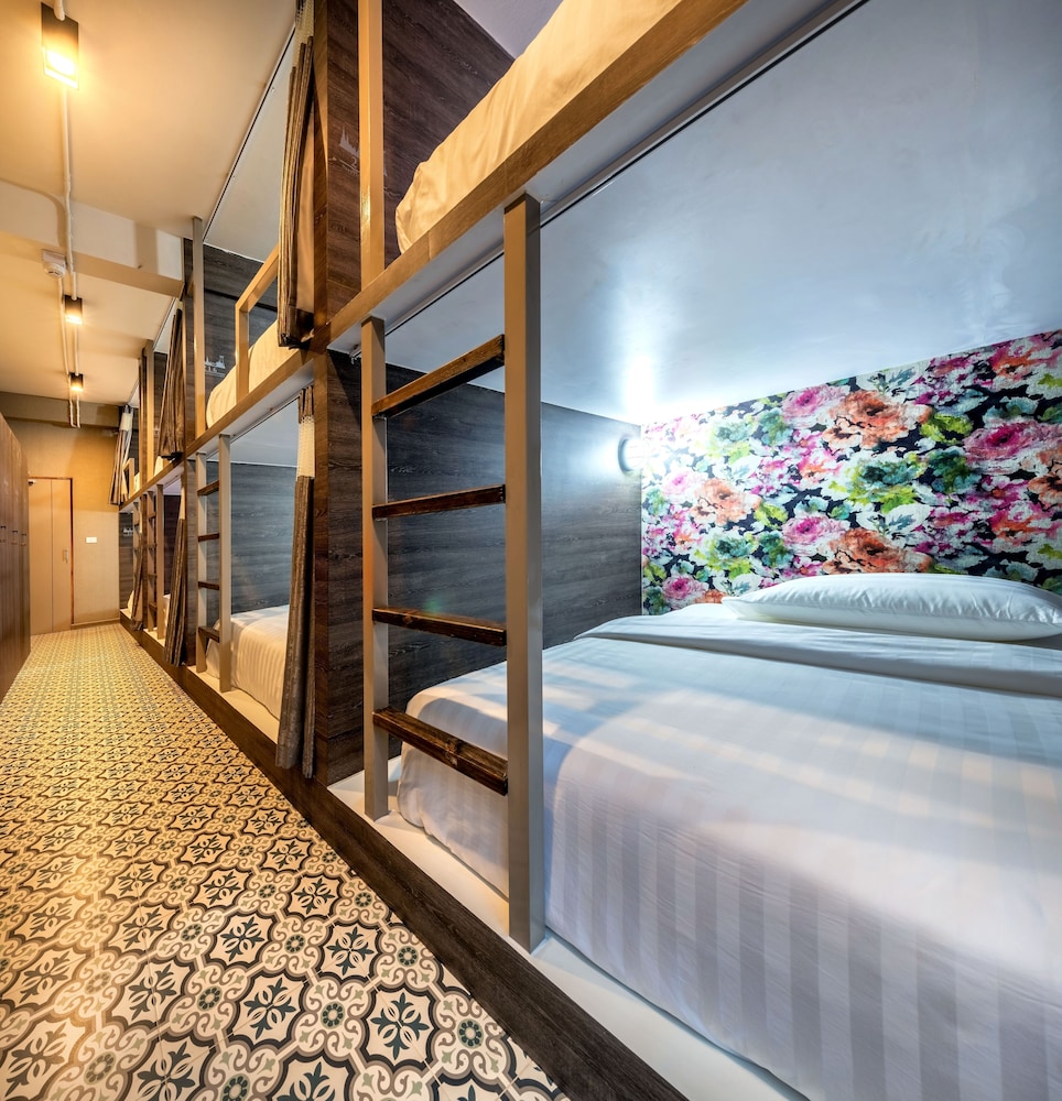 8-Bed Mixed Dormitory photo 3