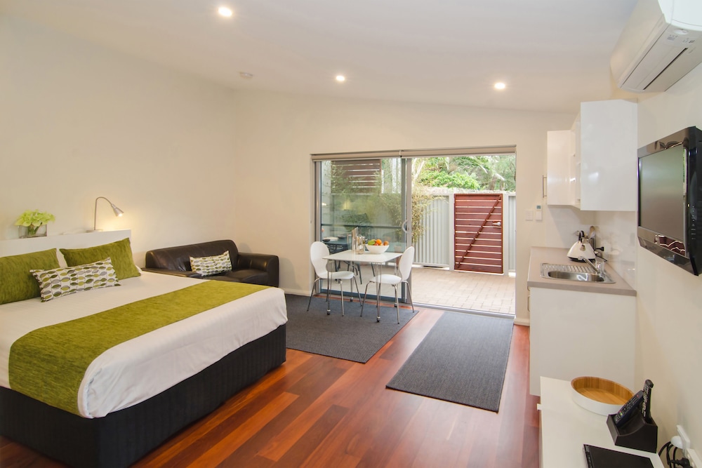 Premier Studio, 1 King Bed photo 2